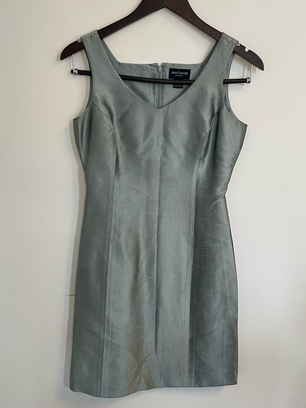 Ann Taylor Sleeveless V‑Neck Sheath Dress in Sage